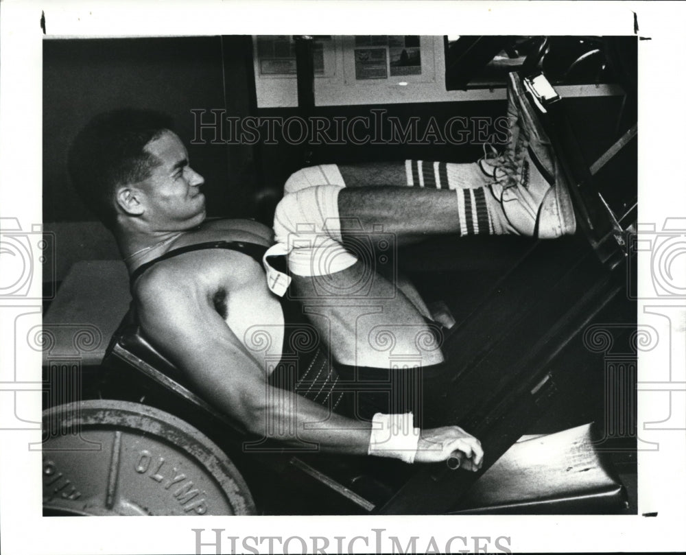 1989 Press Photo Subject, weightlifter, Ernie Gomez works out at Blacks gym - Historic Images