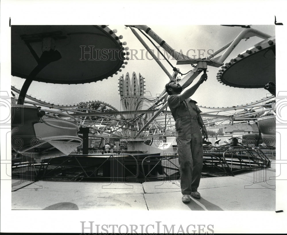 1987 Press Photo Robert Gonzalez, state inspector, inspects carnival rides - Historic Images