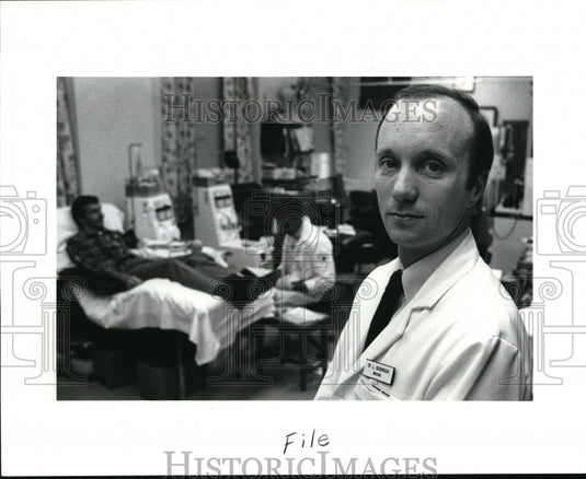 1989 Press Photo Something new in the blood donation revealed by Dr. Goodnough - Historic Images