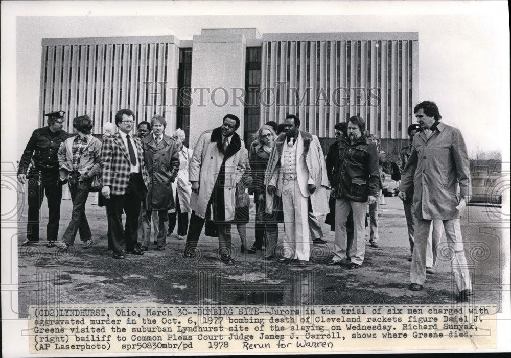 1978 Press Photo  Daniel Green muder trial jury at the bombing site - Historic Images