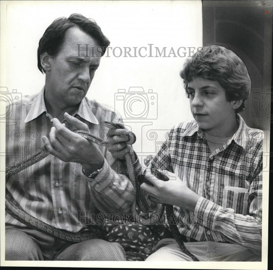1978 Press Photo Fred Griffith and son Wally with snakes - Historic Images