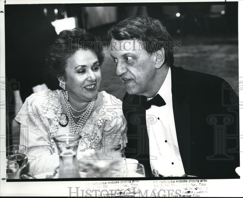 1989 Press Photo Linda and Fred Griffith at the Red Cross Dinner at Marriott - Historic Images