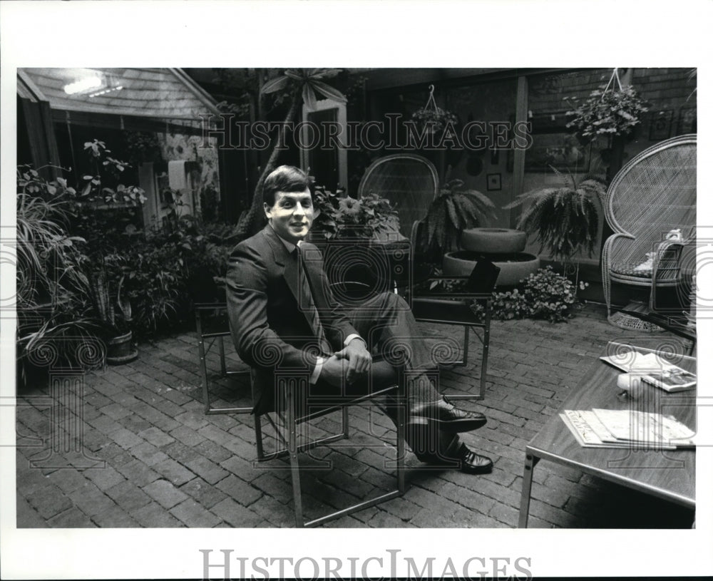 1985 Press Photo Prescott F. Griffith owner of the Carous el Dinner Theater - Historic Images