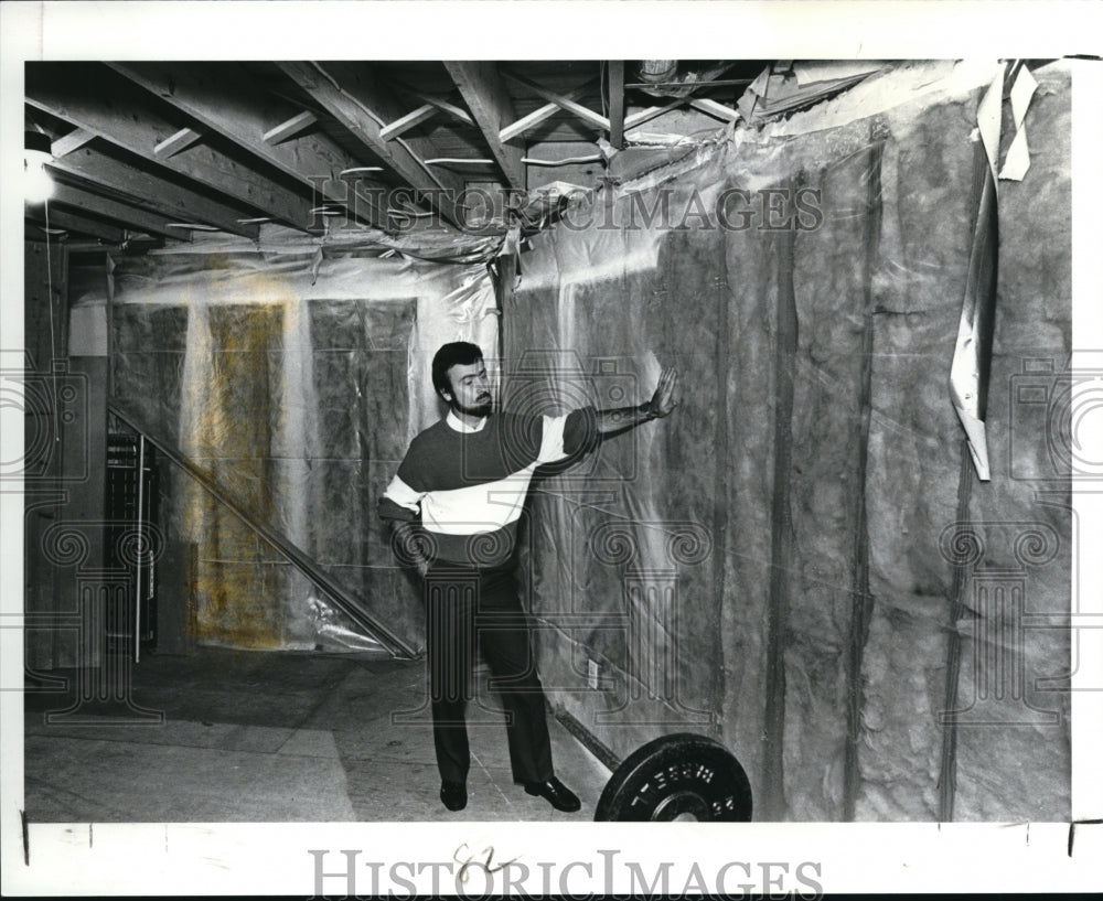 1989 Press Photo Glenn A Greene shows the  wood foundation of his House - Historic Images