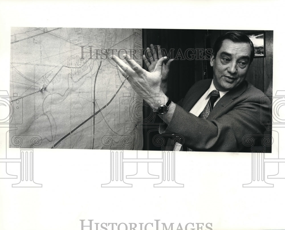 1983 Press Photo Mayor Edward Griswold Talks of Growing Size of Town - Historic Images