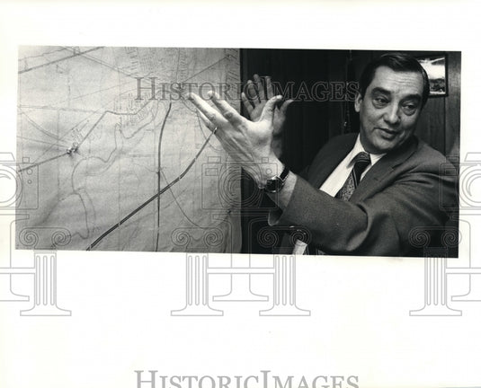 1983 Press Photo Mayor Edward Griswold Talks of Growing Size of Town - Historic Images