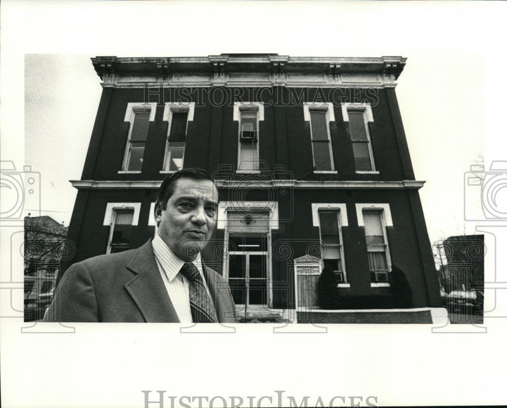 1983 Press Photo Mayor Edward Griswold of Conneaut in Front of City Hall - Historic Images