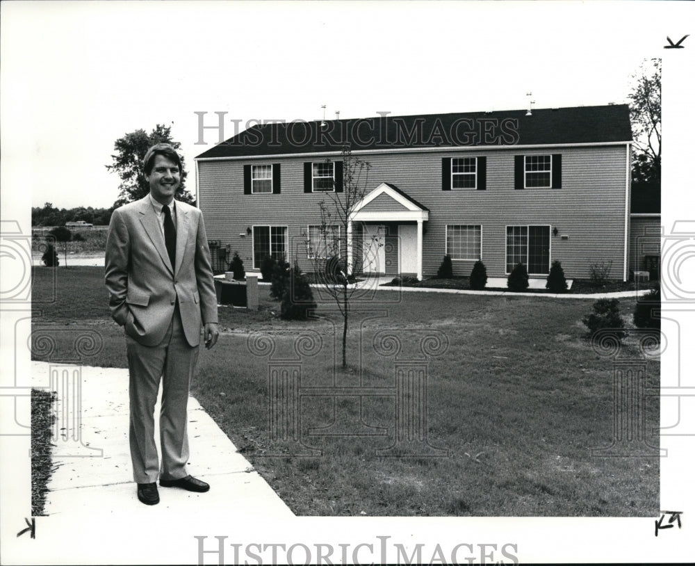 1984 Press Photo Gary Gross of Gross Builders in Northfield Woods - Historic Images