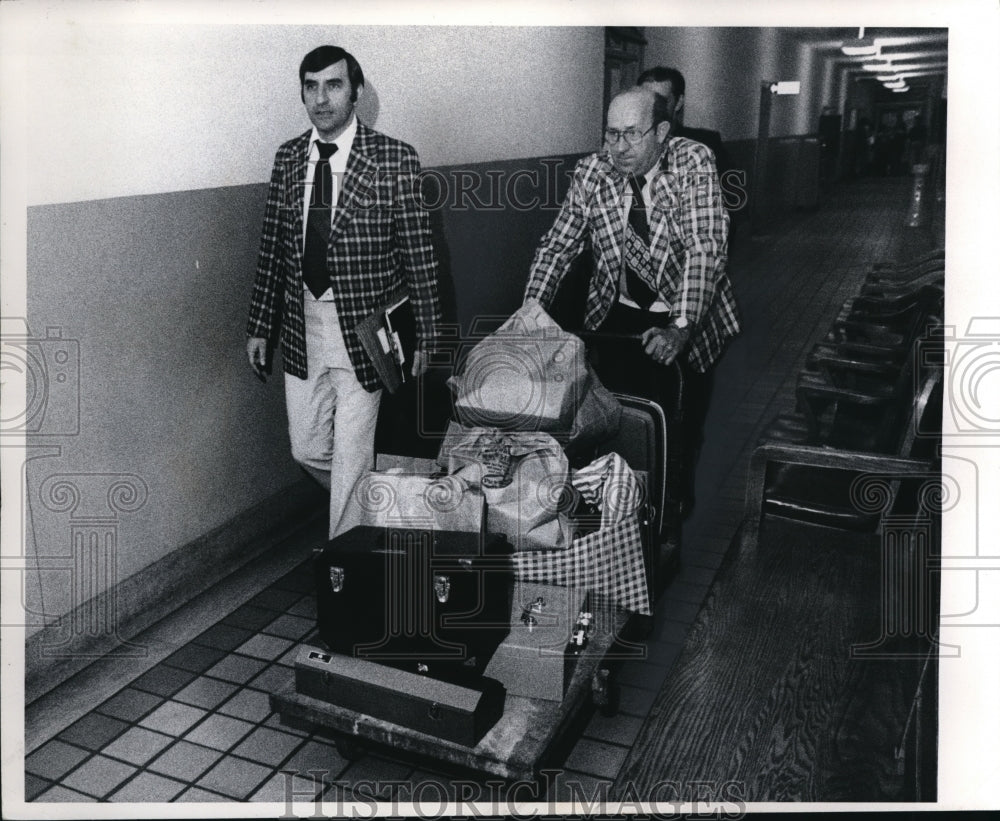 1975, Sgt. Vanyo and Detective Leonard Banasik of Cleveland Police - Historic Images