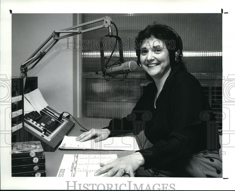 1987 Press Photo Vivian Goodman on the Radio - Historic Images