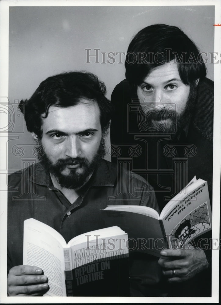 1977 Press Photo Jan Gronski and Richard Beaver of Amnesty International workers - Historic Images