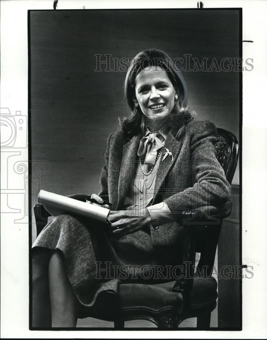 1985 Press Photo Sally Gries President of Investments on her Officer - Historic Images