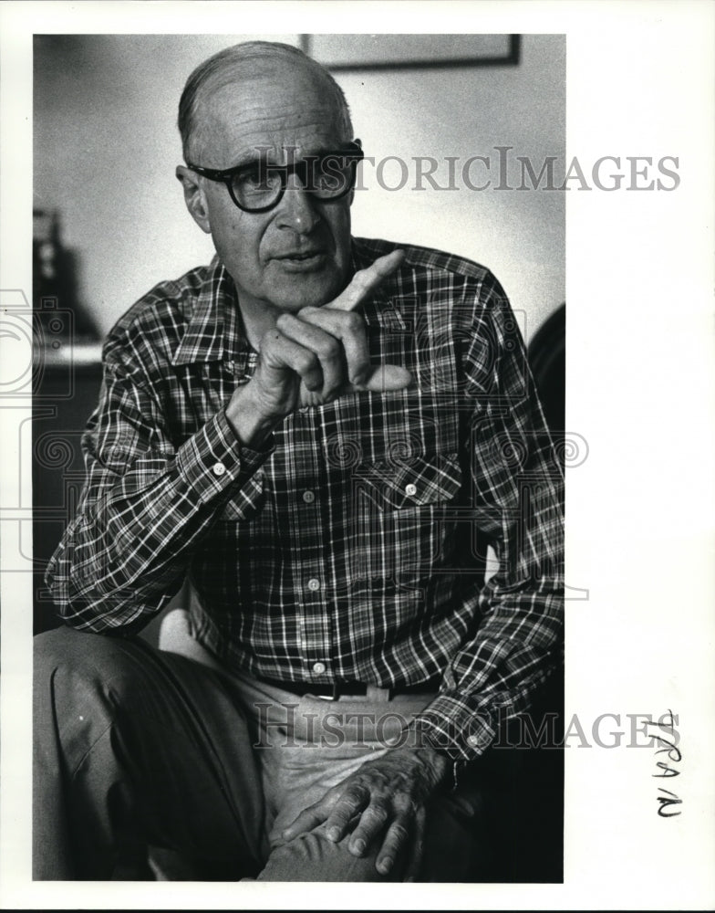 1984 Press Photo Henry Green talks about the railroad poem he writes - Historic Images
