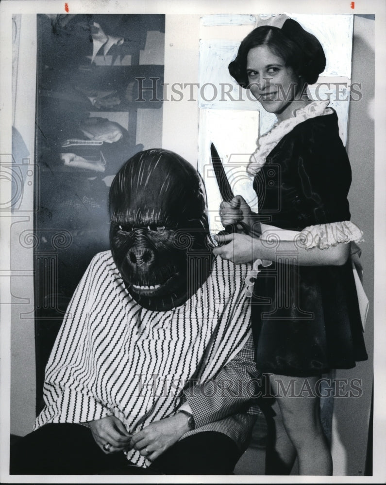 1975 Press Photo Chris Gottlieb and Tom Green in Krasue Costume Co - Historic Images