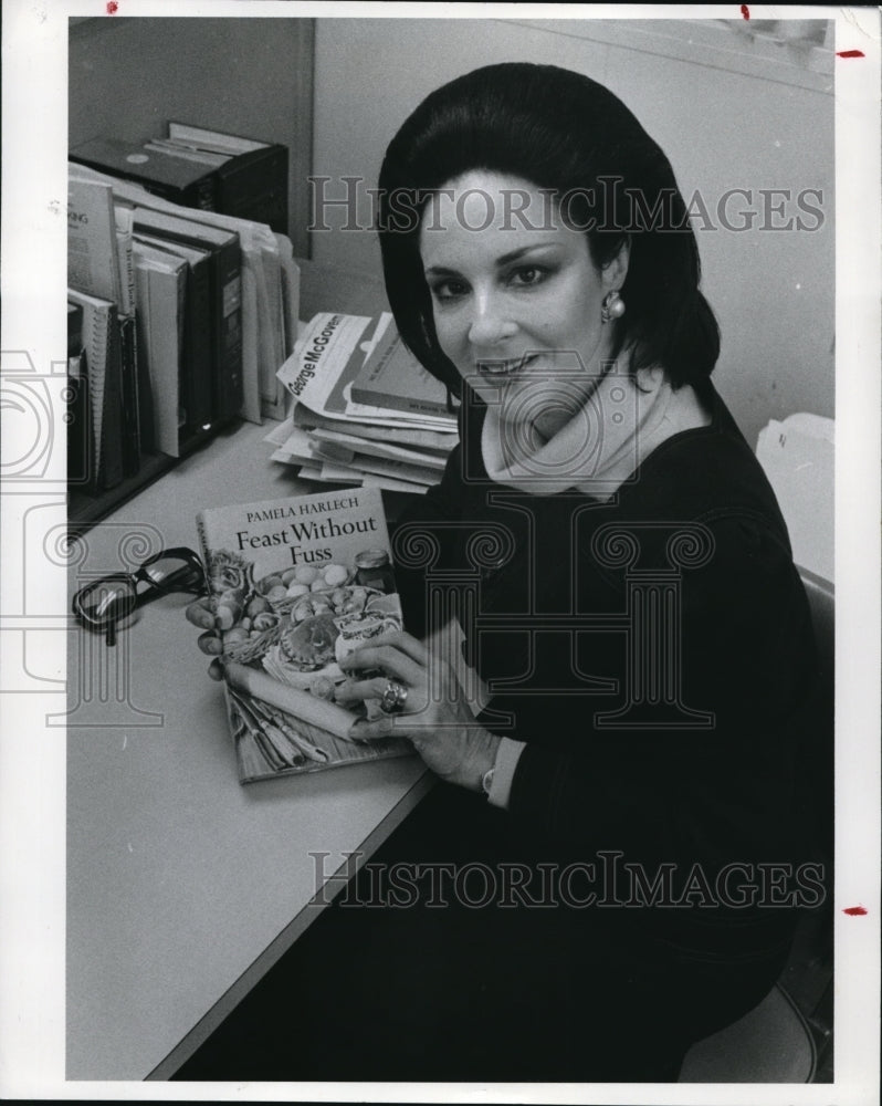 1977, Lady Pamela Harlech Author of Cookbook Feast without Fuss - Historic Images