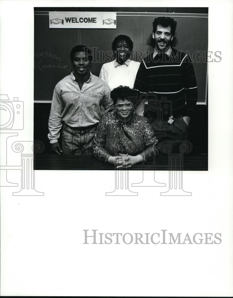 1989 Press Photo Dept. of human services director Gladys Hall with Zelda Parker - Historic Images