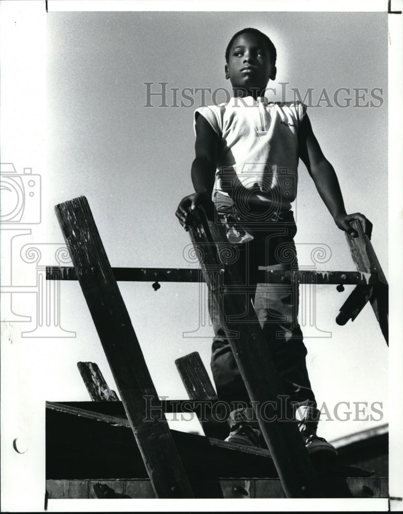 1989 Press Photo Fred Hall hurt hand sliding on glass at King Kennedy housing - Historic Images