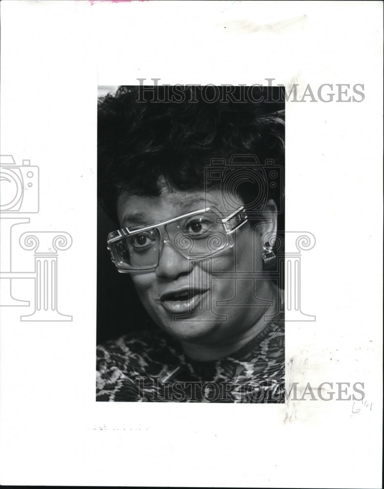 1989 Press Photo Gladys V. Hall, dir of the Cuyahoga Cty Dept. of Human Services - Historic Images