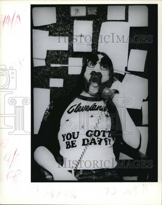 1979 Press Photo Daffy Dan gray at his office  joking around with a fake glasses - Historic Images