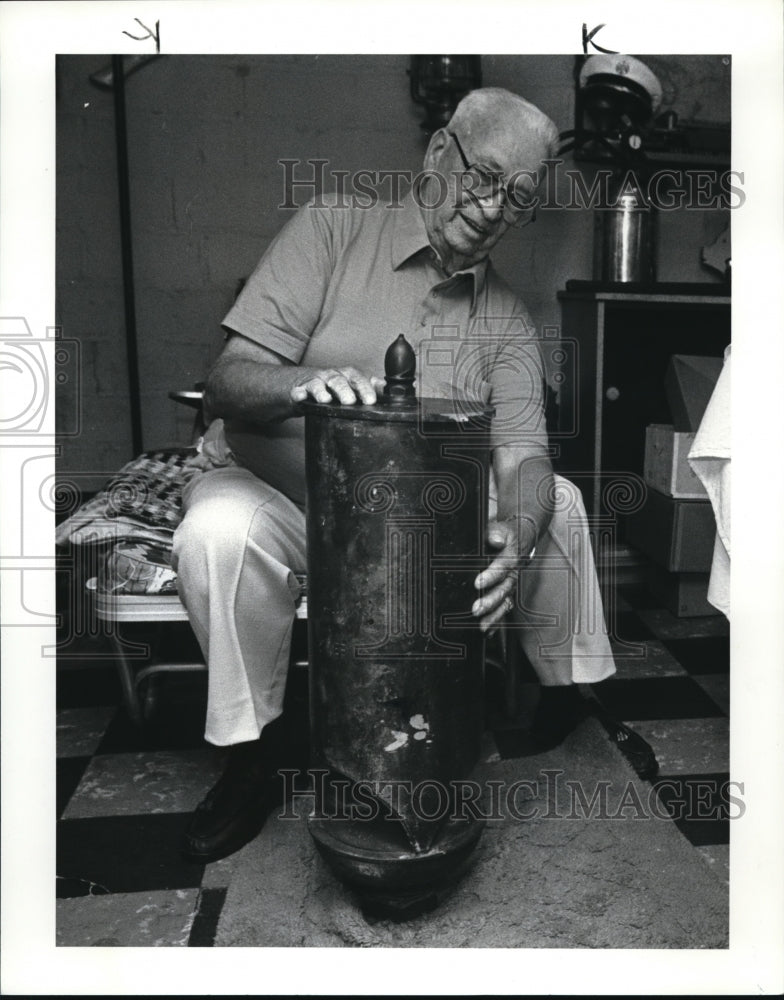 1986 Press Photo The retired Berea fire fighter Sam Gray holds a fire whistle - Historic Images