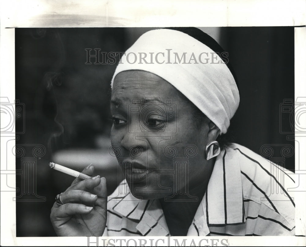 1990, Mrs. Suzanne Harris whos daughter is minning with Harris Mio - Historic Images