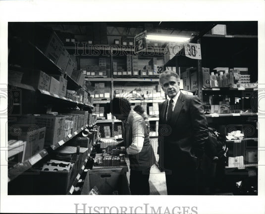 1987 Press Photo Seth Harris president Harris Wholesale Co. - Historic Images