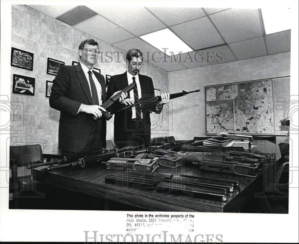 1988 Press Photo Special Agents in charge are Stephen Hartkop and Richard Siegel - Historic Images