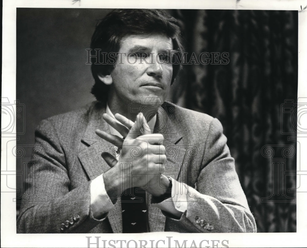 1982 Press Photo Sen. Gary Hart, press conf. at Bond Court, Breakwell Room - Historic Images