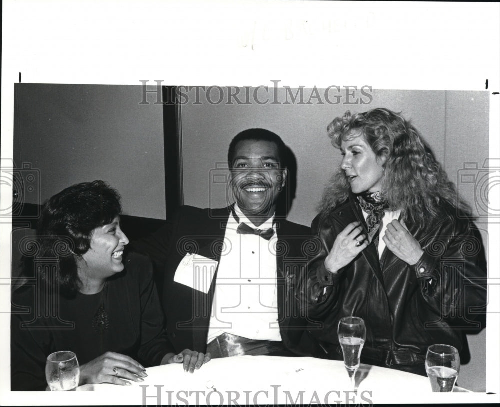 1989 Press Photo Colleen Claric won the bid for Ric Harris w/ Lora Thompson - Historic Images