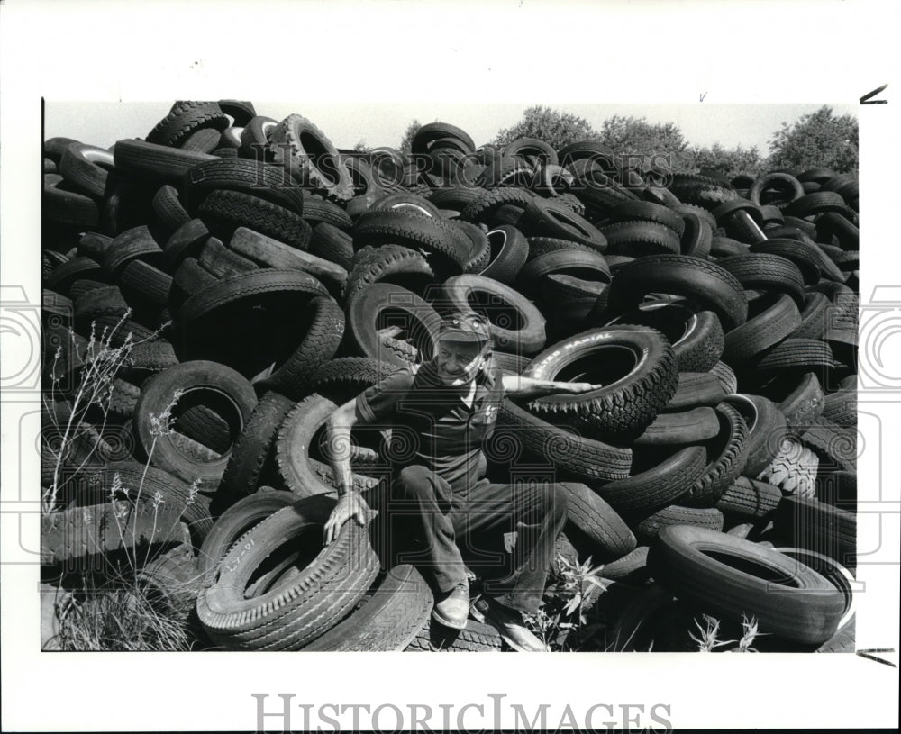 1987 Press Photo Sid Grebelsky with some of his two million tires - Historic Images