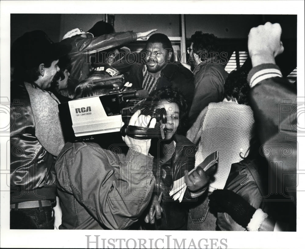 1987 Press Photo Carl Big Daddy Hairston was crowded with fans - cva16236 - Historic Images