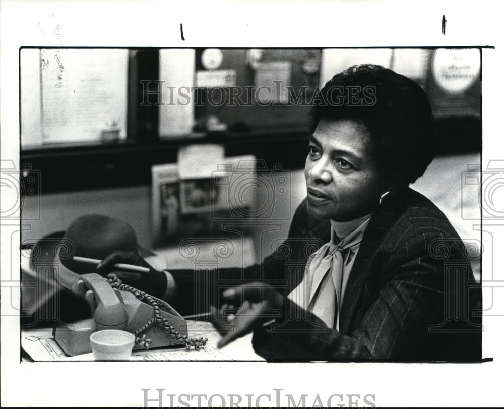 1985 Press Photo Judge Sara J. Harper calling parents at home - Historic Images