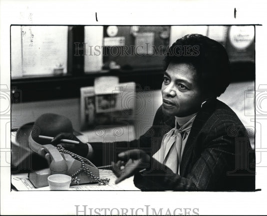 1985 Press Photo Judge Sara J. Harper calling parents at home - Historic Images
