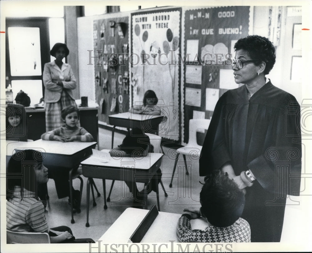 1978 Press Photo Judge Sara J. Harper tells 4th grade kids about law court - Historic Images
