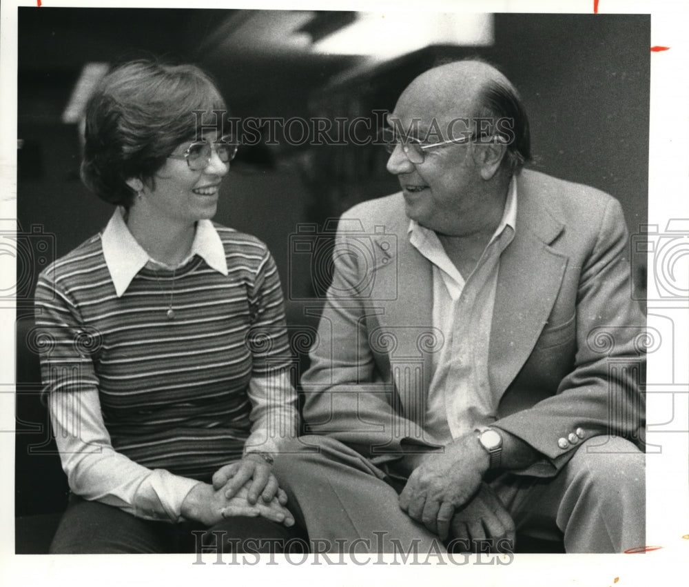 1980 Press Photo Ex-patient Carol Miller chars with psychiatrist Arthur Hardy - Historic Images