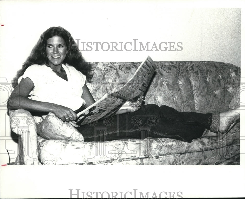 1980 Press Photo Kimberly Hall retreats at home after work - Historic Images