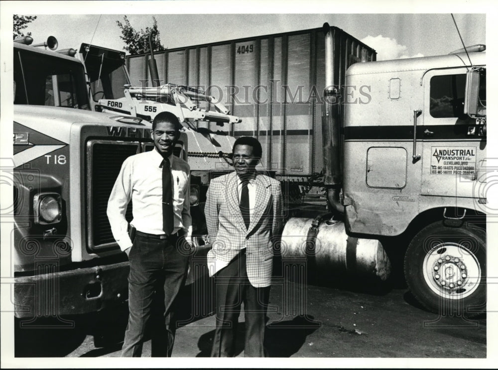 1983 Press Photo Brian E. Hall and William Hall at their small trucking firm - Historic Images