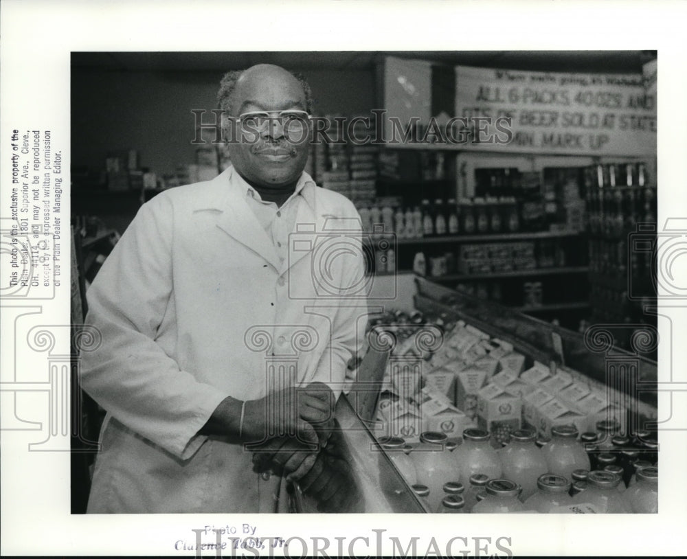 1988 Press Photo Thomas Hall pose inside his supermarket - Historic Images