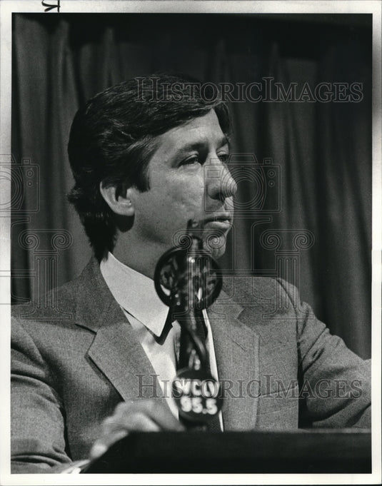 1984 Press Photo Tom Hayden Speaks at Women's City Club - Historic Images
