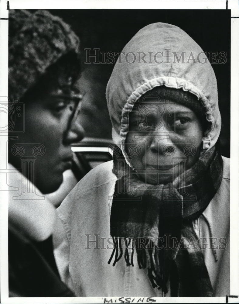 1989 Press Photo Tracy Hawthorne &amp; Arleane Spars Watch for Body Latasha Jackson - Historic Images