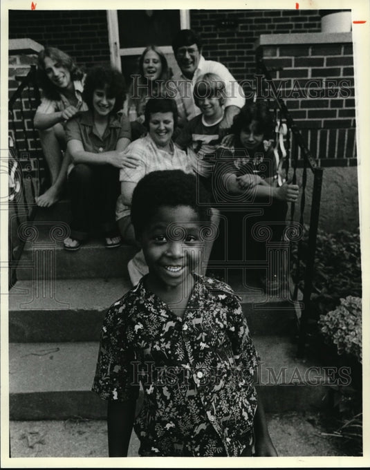 1979 Press Photo Victor Haven With Family On Stairs Of House - Historic Images
