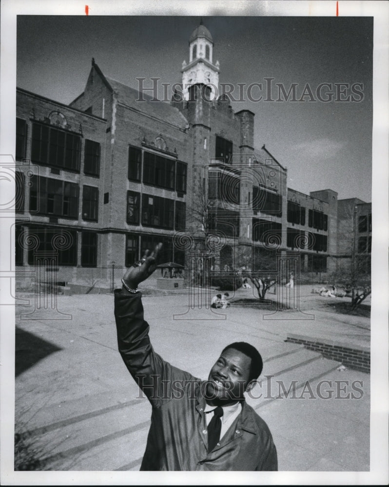 1976 Press Photo The Cleveland Height Policeman Clayton Harris to work in school - Historic Images