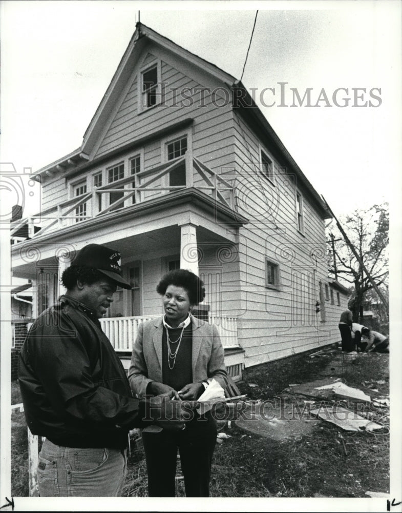 1985 Press Photo The contractor Bob Brown with the COHAB Director Carolyn Harris - Historic Images