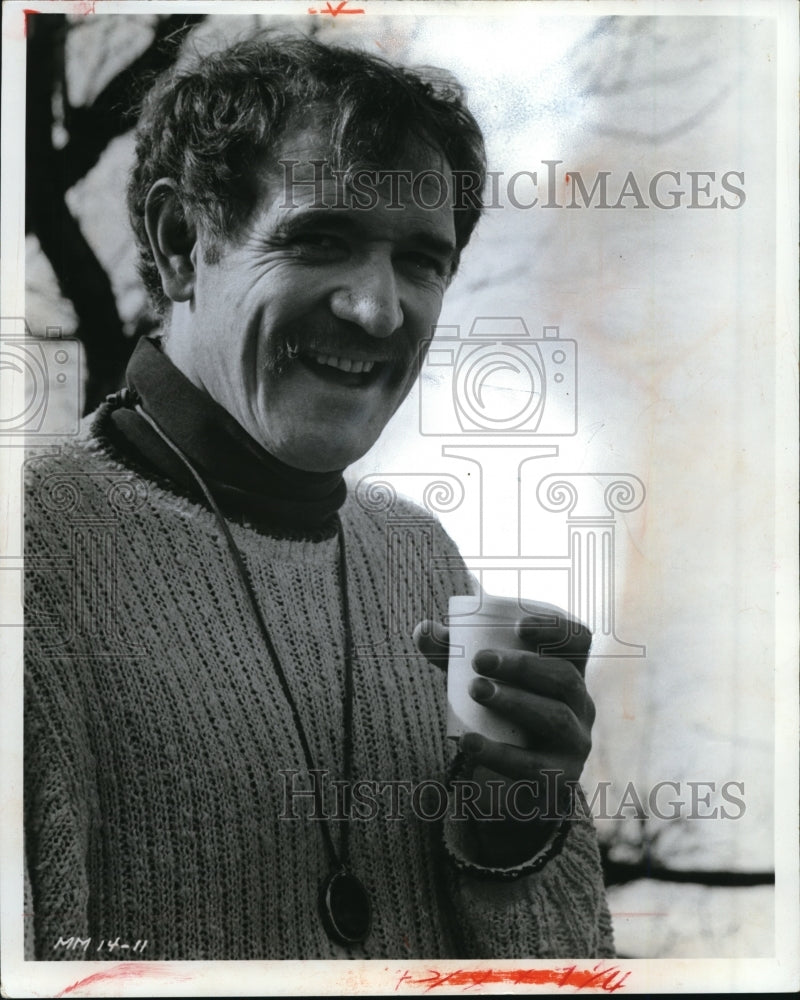 1968 Press Photo Actor Singer Richard Harris Drinking Cup - Historic Images
