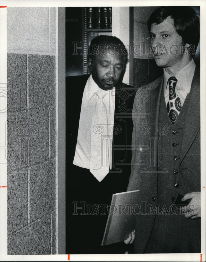 1976 Press Photo The truck driver John Harris with his lawyer Stuart H. Lippe - Historic Images