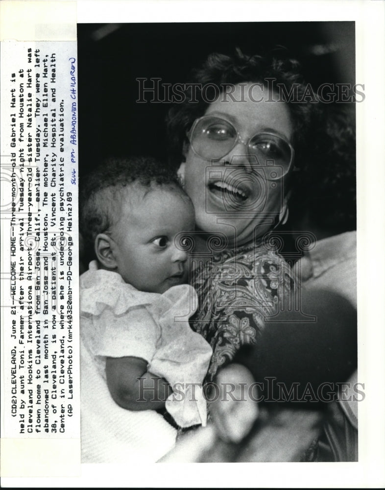 1989 Press Photo Gabriel Hart & Aunt Toni Farmer after abandoned by her mother - Historic Images