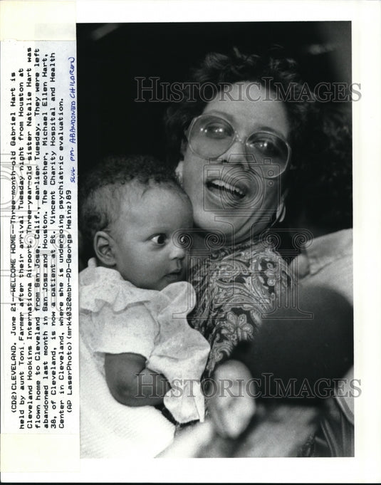 1989 Press Photo Gabriel Hart & Aunt Toni Farmer after abandoned by her mother - Historic Images