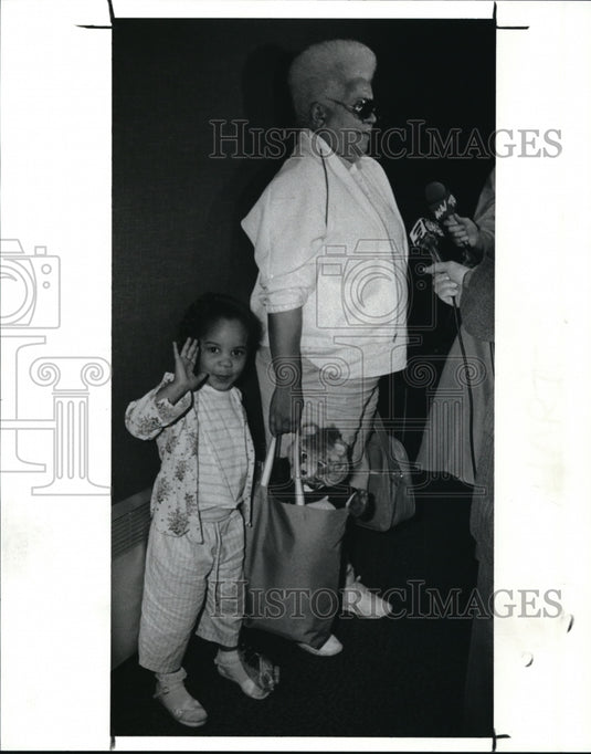 1989 Press Photo Juanita Hart Grandmother interview at San Jose Intl. Airport. - Historic Images