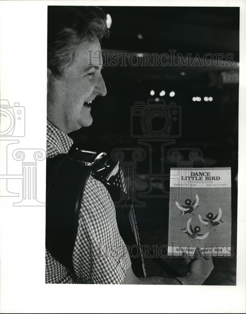 1982 Press Photo Hank Haller and Chicken Dance - Historic Images