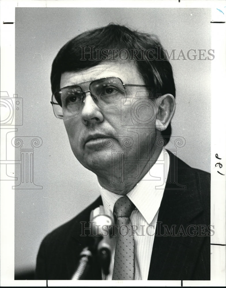 1988 Press Photo William L. Halverson Superintendent of Elyria City School - Historic Images